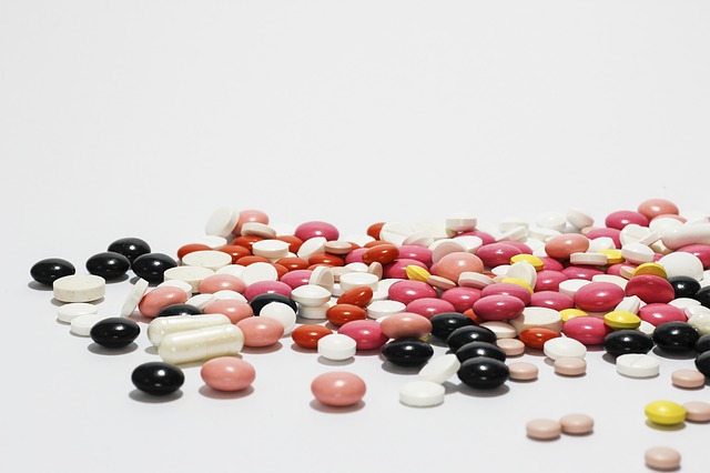 léky, barevné tablety