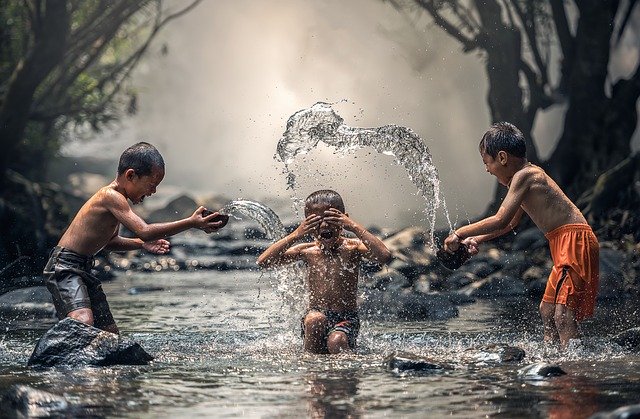 děti hrající si ve vodě