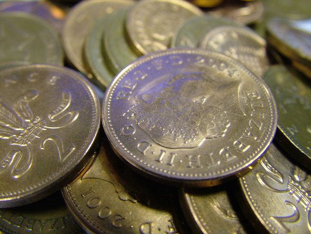 blízký záběr na euro mince na hromádce